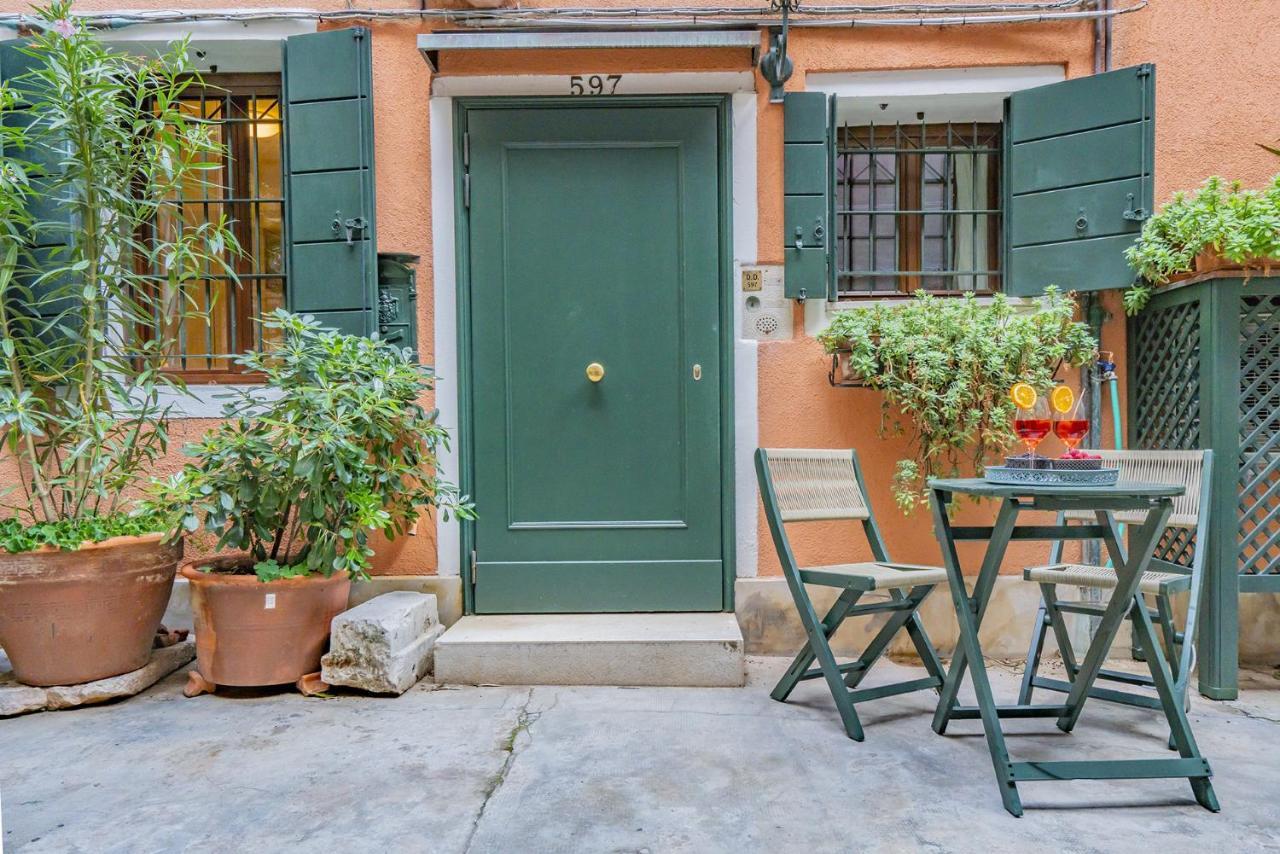 Lo Squero 1 The Secret Courtyard In Dorsoduro Apartment Veneţia Exterior foto
