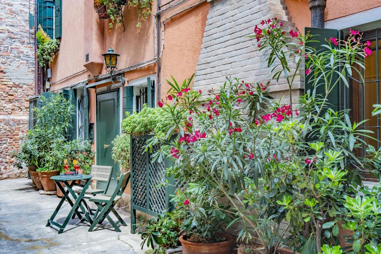 Lo Squero 1 The Secret Courtyard In Dorsoduro Apartment Veneţia Exterior foto