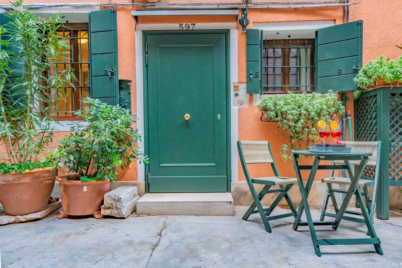 Lo Squero 1 The Secret Courtyard In Dorsoduro Apartment Veneţia Cameră foto