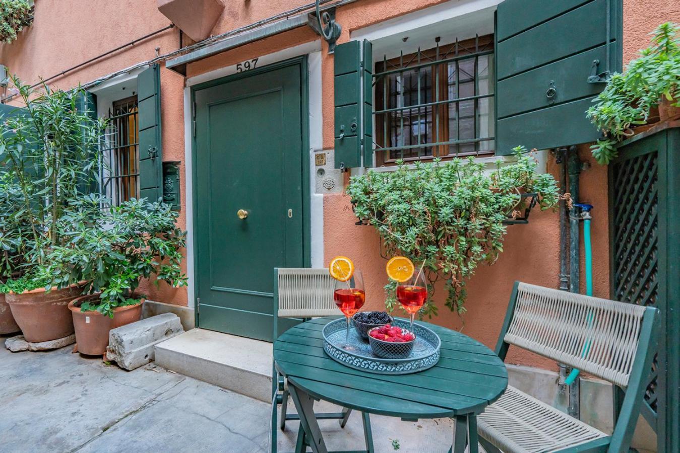 Lo Squero 1 The Secret Courtyard In Dorsoduro Apartment Veneţia Cameră foto