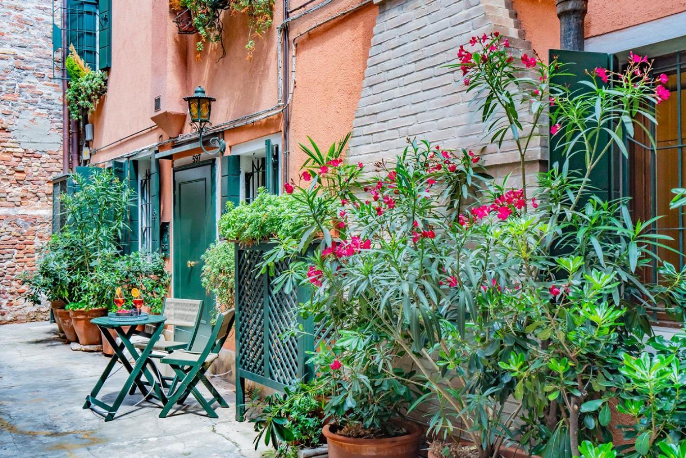 Lo Squero 1 The Secret Courtyard In Dorsoduro Apartment Veneţia Cameră foto